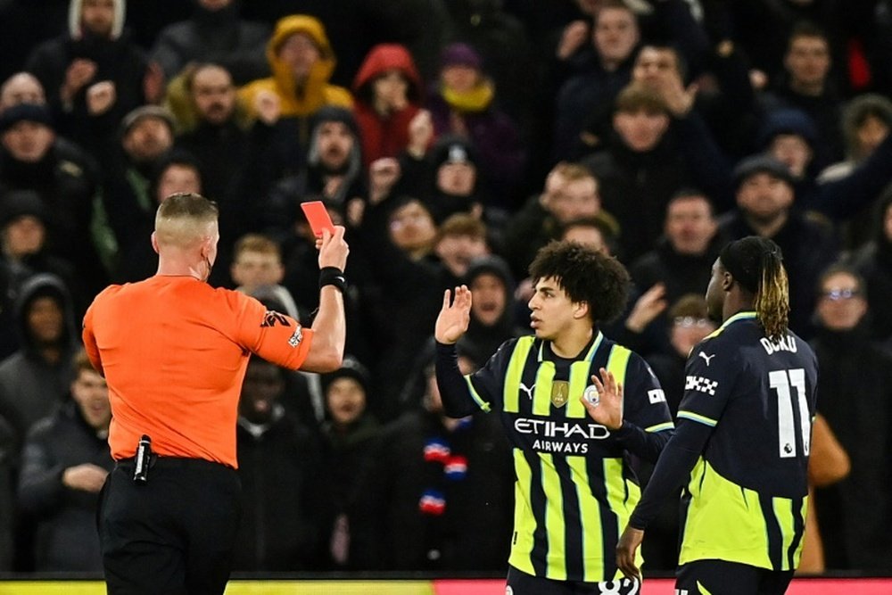 Le défenseur de Manchester City Rico Lewis reçoit un carton rouge. AFP
