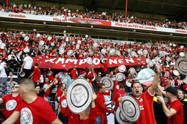 Le PSV Eindhoven a décroché dimanche son 25e titre de champion des Pays-Bas au terme d’une saison marquée par les crises d’une ampleur sans précédent qui ont secoué son rival traditionnel, l’Ajax Amsterdam.