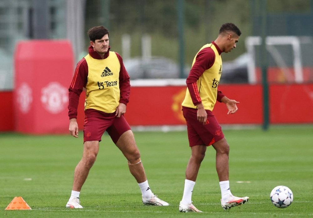 Le défenseur français Raphaël Varane et le défenseur anglais Harry Maguire. AFP