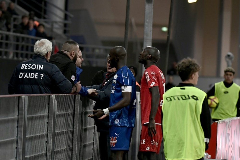 Gouano se rapproche des supporters après des cris racistes à son égard. AFP