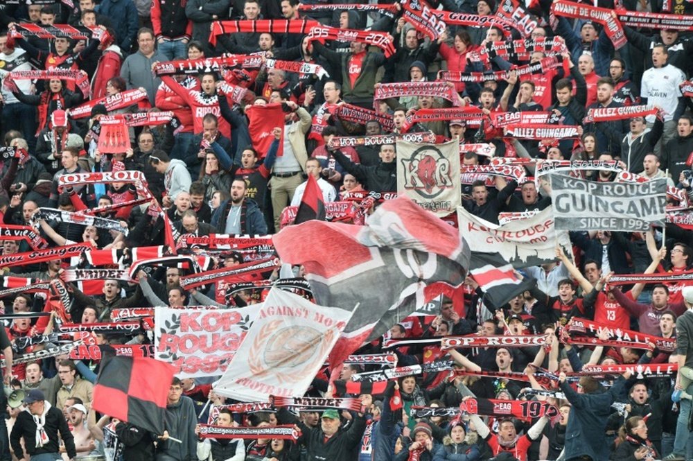 Des supporters de Guingamp à Angers avant la demi-finale de la Coupe de France. AFP
