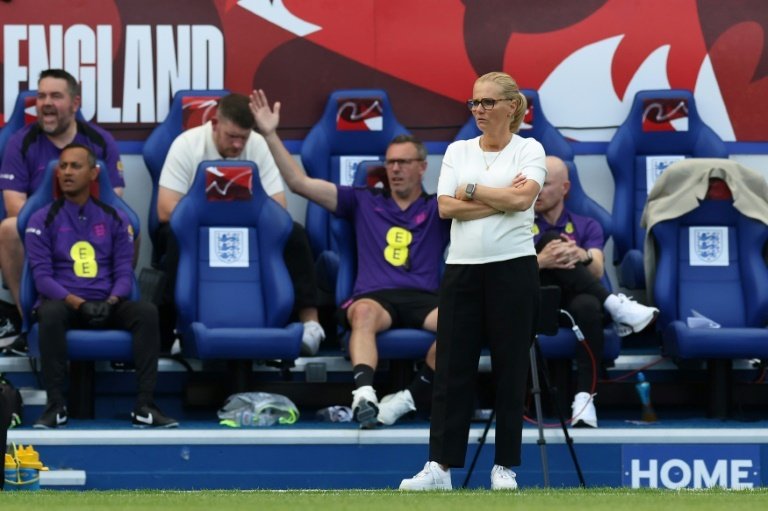Pièce-maîtresse du staff anglais, Arjan Veurink est chargé de traquer les failles des Pays-Bas, qu'il affronte mercredi et dont il deviendra le sélectionneur après l'Euro féminin, une situation inhabituelle qui devrait donner lieu à une véritable "partie d'échecs".