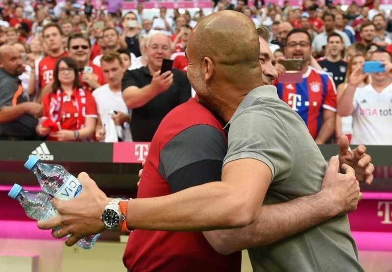 Carlo Ancelotti et son prédecesseur au Bayern Pep Guardiola avant un match. AFP