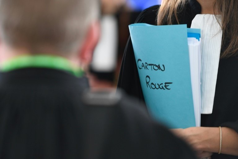 L'ouverture de la dernière semaine du procès "Carton rouge" de vastes escroqueries aux diamants et aux cryptomonnaies, pour 28 millions d'euros de préjudice et avec des centaines de victimes, est marquée par les réquisitions du ministère public, mardi à Nancy.