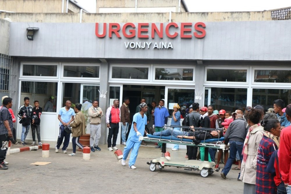 Un blessé est évacué aux urgences après une bousculade devant le stade d'Antananarivo. AFP