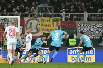 Grâce à un but dans les dernières secondes d'Exequiel Palacios, le Bayer Leverkusen s'est imposé sur la pelouse d'Augsbourg (1-0), un succès qui vient assurer le titre honorifique de champion d'automne pour les hommes de Xabi Alonso.