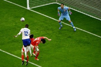 Accueilli par des huées au Vélodrome, le Parisien Randal Kolo Muani a répondu de la meilleure des manières en étant le principal artisan du succès de l'équipe de France mardi face au Chili (3-2) en amical, avec un but et une passe décisive, faisant remonter sa cote en bleu à moins de trois mois de l'Euro-2024. 