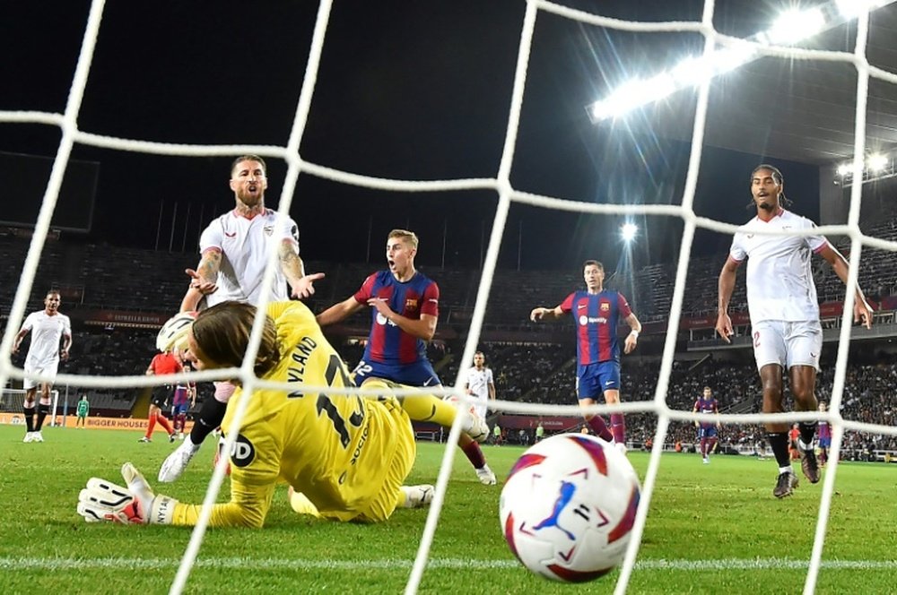 Le Barça arrache la victoire contre Séville sur un but contre son camp de Ramos. AFP