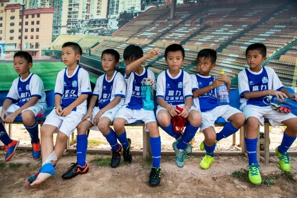 Des jeunes du Guangzhou R&F lors d'une pause. AFP