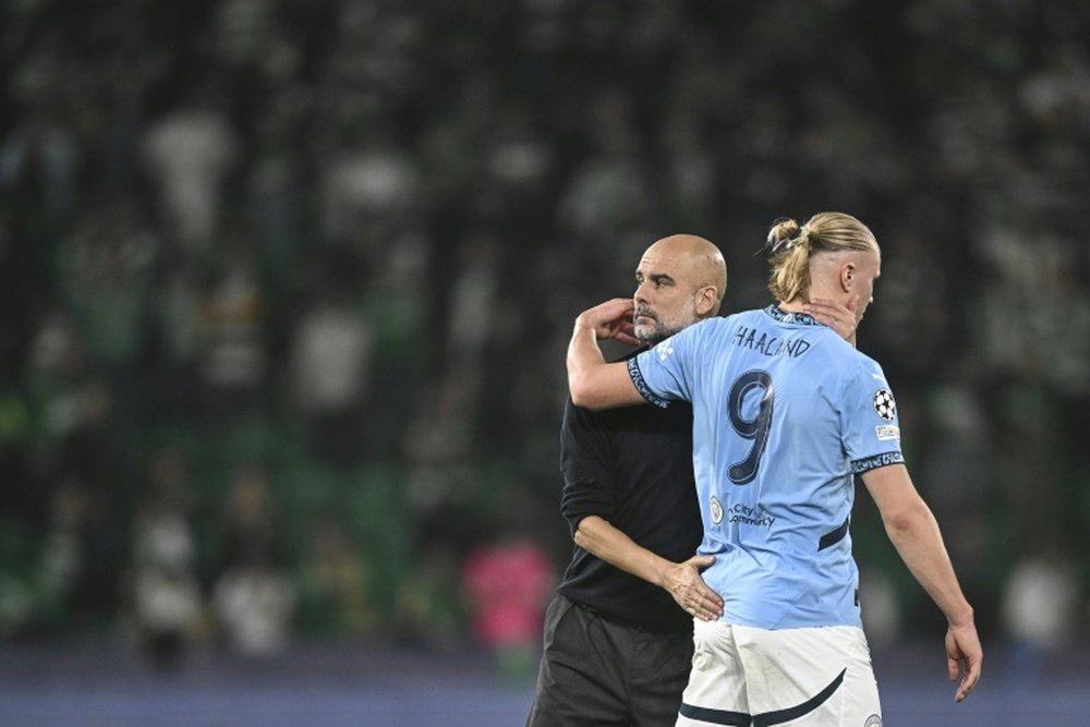 Pep Guardiola réconforte Erling Haaland. AFP