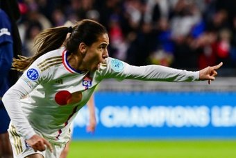 Six minutes pour retourner la situation: mené de deux buts, l'OL féminin porté par le Groupama Stadium a renversé samedi en toute fin de match le PSG (3-2) en demi-finale aller de Ligue des champions.