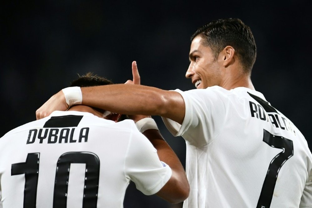 Paulo Dybala félicité par Cristiano Ronaldo. AFP