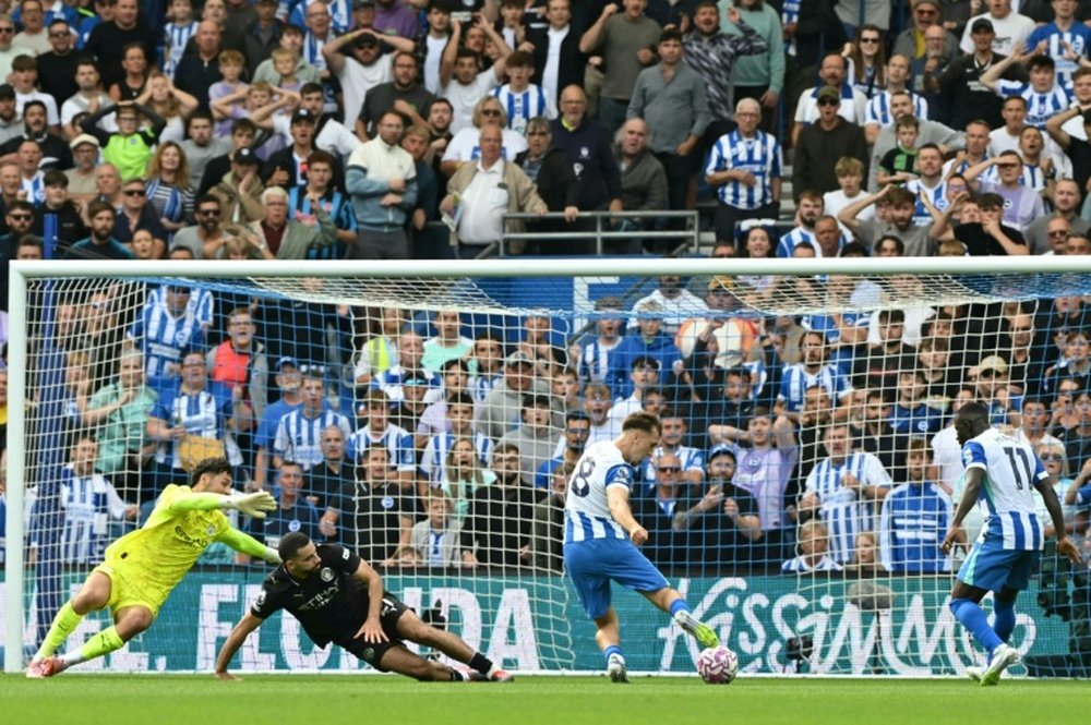 Brajan Gruda (C) inscrit le deuxième but de Brighton contre Manchester City. AFP