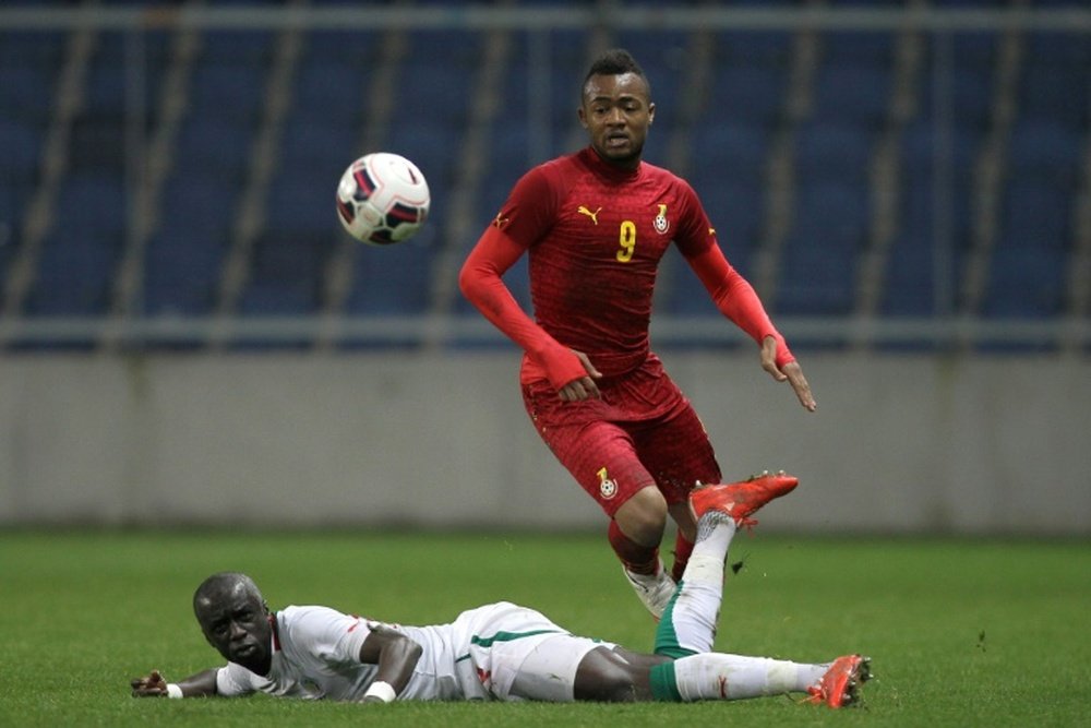 Cheikh Mbengue, le Sénégalais de Saint-Etienne, face à Jordan Ayew, lors du match Sénégal - Ghan.AFP