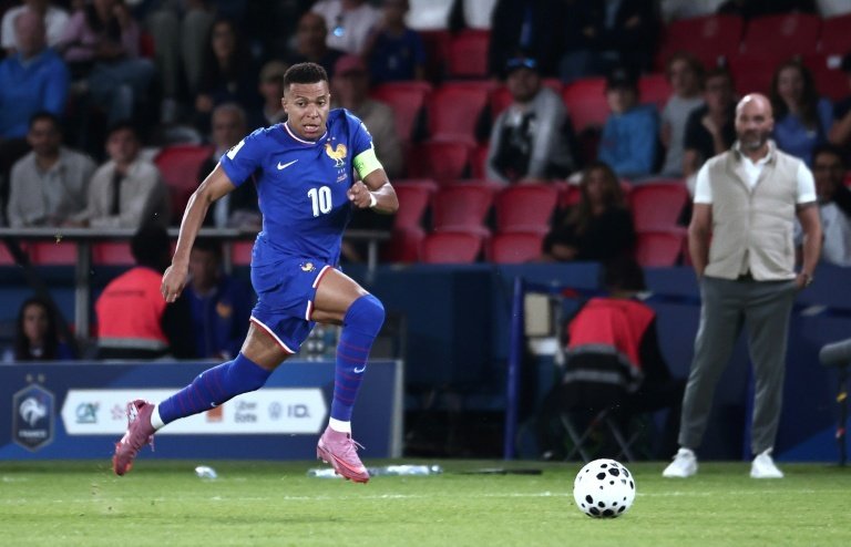 Senza idee brillanti, la nazionale francese, trascinata dal suo capitano Kylian Mbappé, autore di un gol e un assist, è riuscita comunque a strappare la seconda vittoria in altrettante partite nelle qualificazioni ai Mondiali 2026, contro l'Islanda (2-1), martedì al Parco dei Principi.