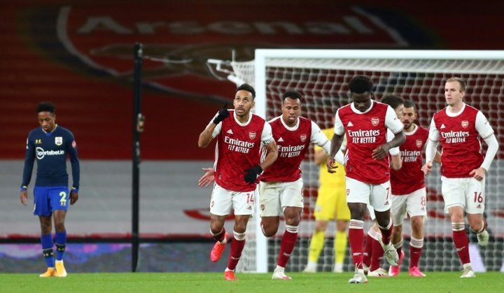 Leicester et Southampton ratent la 1re place, Arsenal réagit