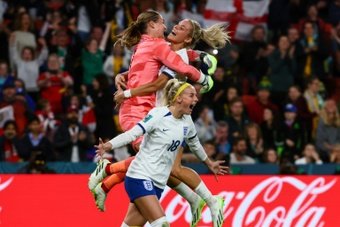 L'Angleterre, championne d'Europe en titre, s'est qualifiée dans la douleur pour les quarts de finale du Mondial féminin, face au Nigeria qui a fini par craquer aux tirs au but (0-0 ap, 4-2 tab), lundi à Brisbane.