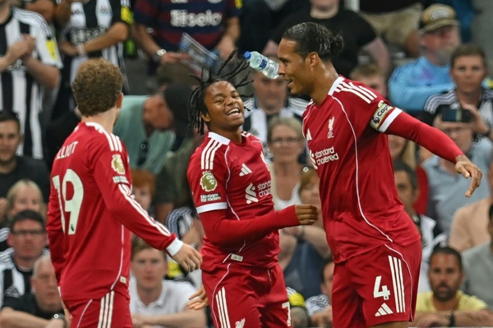 Le jeune attaquant de Liverpool Rio Ngumoha (centre) est félicité par capitaine Virgil van Dijk. AFP