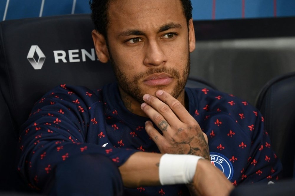 Neymar sur le banc durant un match contre Monaco. AFP
