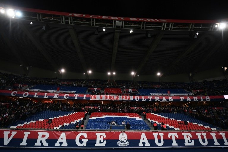 La tribune Auteuil en partie fermée après les fumigènes contre l'OM. AFP