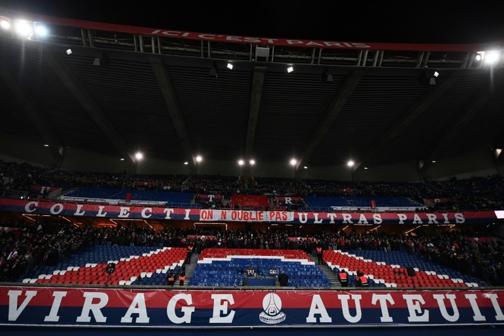 La tribune Auteuil en partie fermée après les fumigènes contre l'OM. AFP
