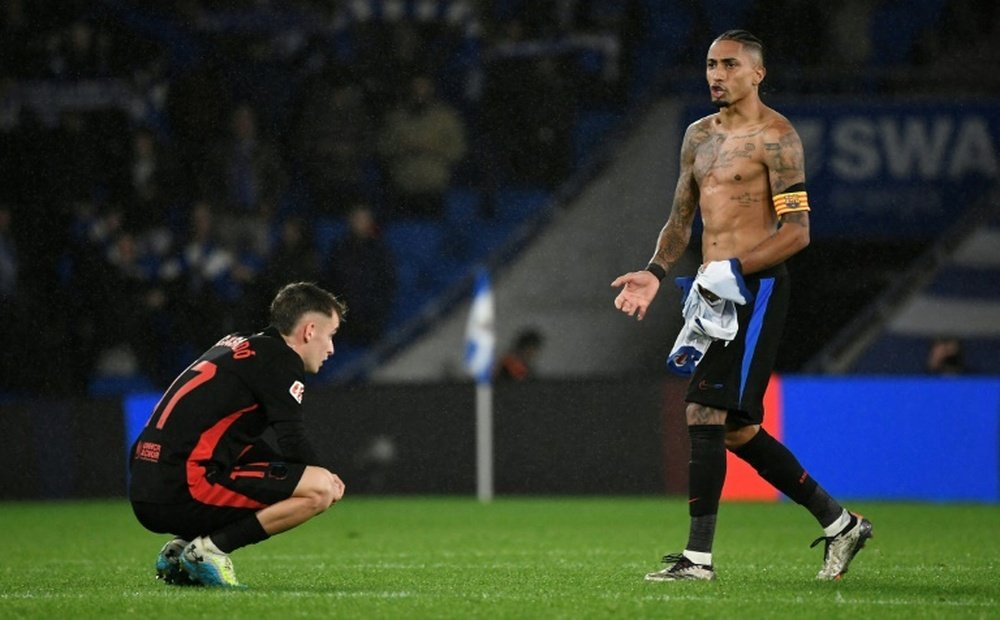 Les joueurs de Barcelone Marc Casado et Raphinha. AFP
