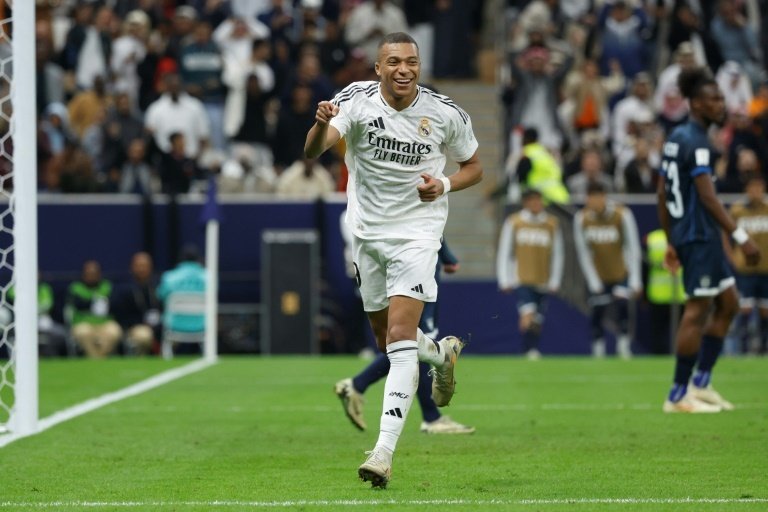 Les stars du Real Madrid dont un Kylian Mbappé buteur ont fait la différence en finale de la Coupe intercontinentale au stade Lusail de Doha contre les Mexicains de Pachuca (3-0), remportant leur deuxième titre cette saison.