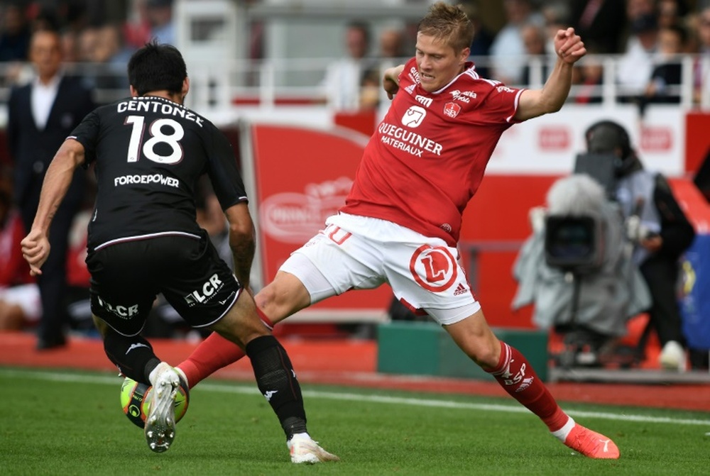 Jere Uronen dispute un ballon sous les couleurs du Stade Brestois. AFP
