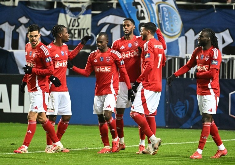 Le Stade Brestois continue son marathon sur trois tableaux après avoir écarté dans la difficulté Troyes (2-1) en huitièmes de finale de la Coupe de France mardi au Stade de l'Aube.