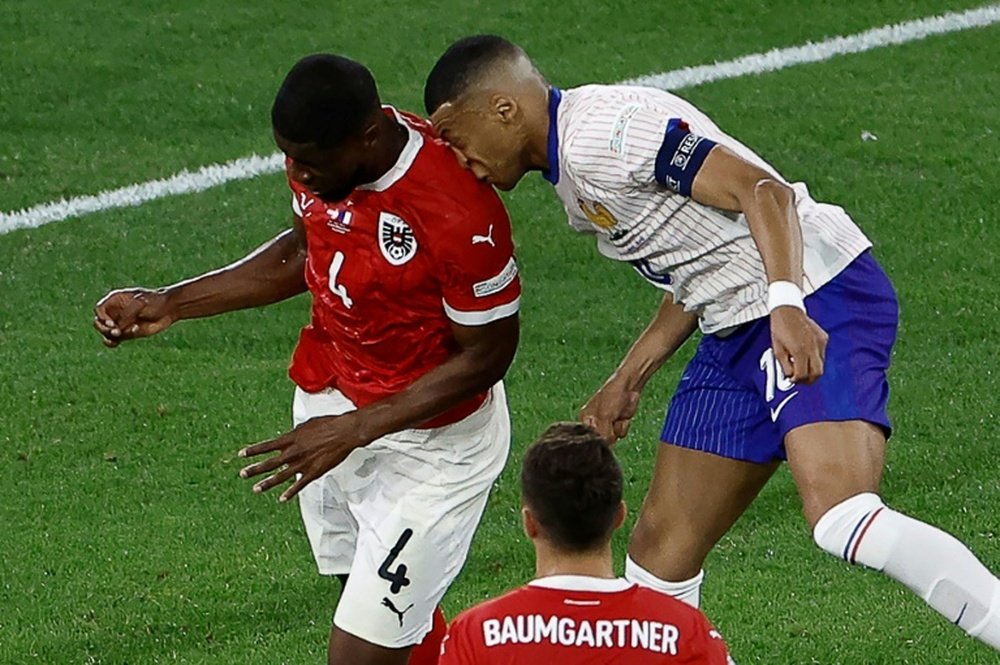 Kylian Mbappé au moment de son contact avec le défenseur autrichien Kevin Danso. AFP