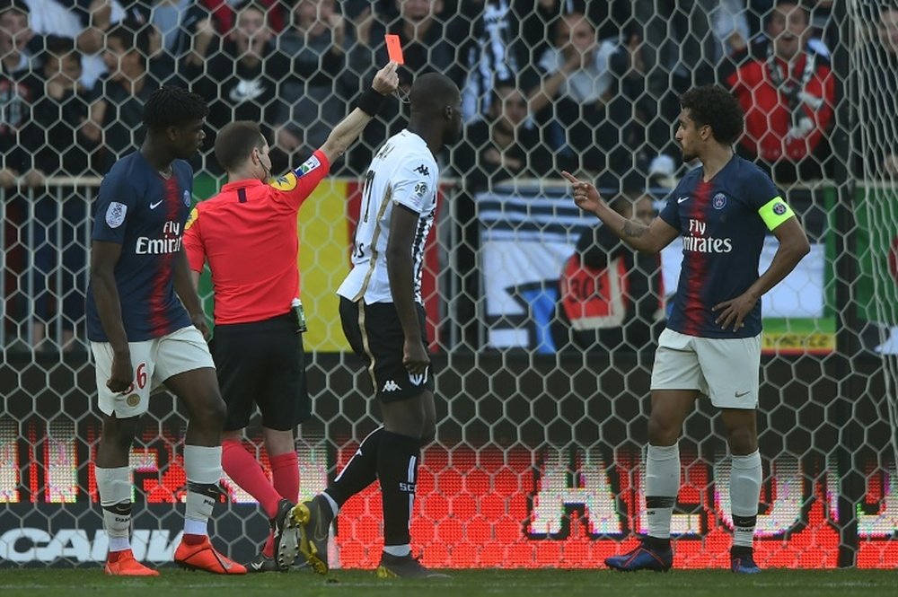 Le défenseur du PSG Marquinhos reçoit un carton rouge. AFP