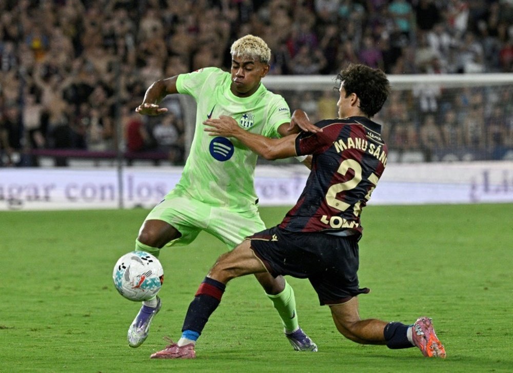 L'attaquant du Barça Lamine Yamal au duel avec le défenseur de Levante Manu Sanchez. AFP