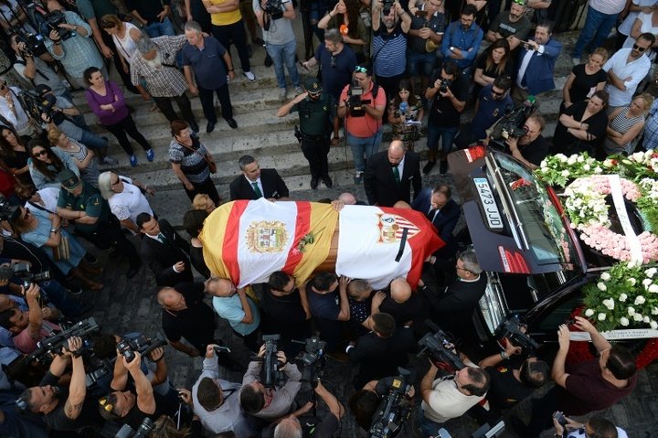 Funérailles du footballeur Reyes, victime d'un accident polémique