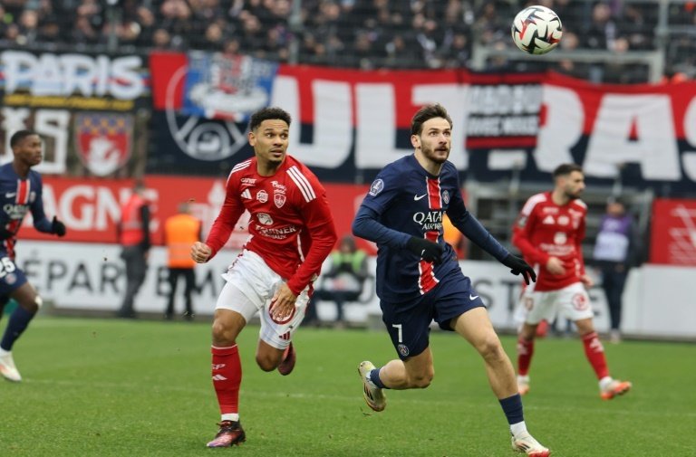 'Kvara', débuts mitigés au PSG mais une concurrence exacerbée