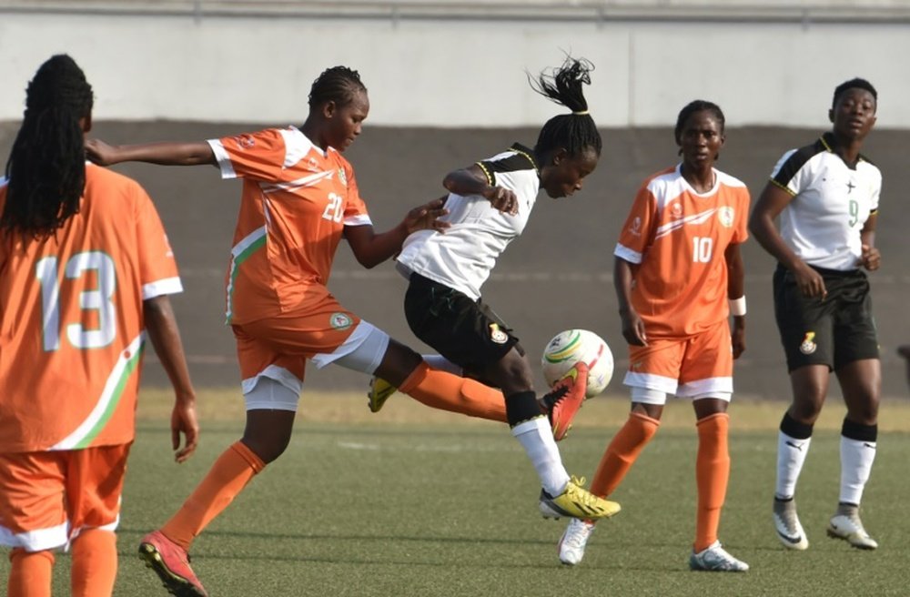 Les jeunes filles du Niger dribblent les interdits pour jouer au foot. AFP