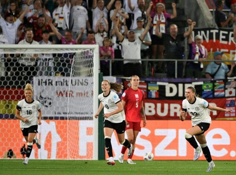 L'Allemagne surclasse la Pologne à l'Euro 2025 féminin mais tremble pour Gwinn