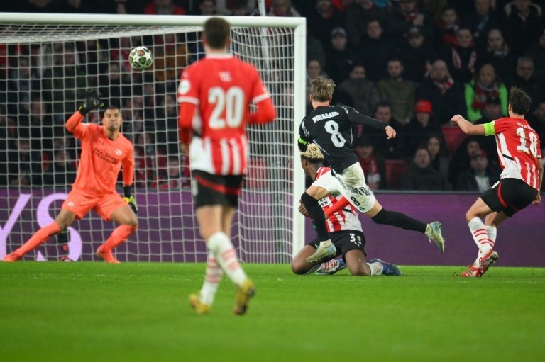 Arsenal pilonne le PSV (7-1) et se projette vers les quarts de finale