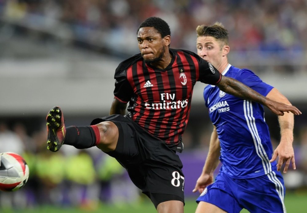L'attaquant de l'AC Milan Luiz Adriano dégage le ballon en match amical face à Chelsea. AFP