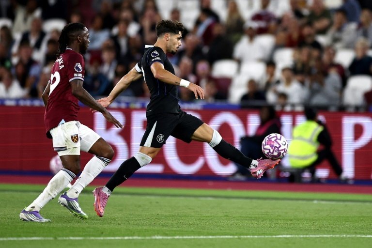 L'attaquant portugais de Chelsea Pedro Neto (D) lors de la large victoire des 'Blues'. AFP