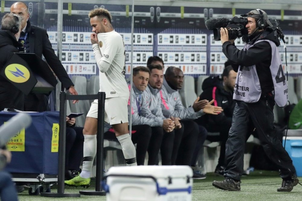Neymar (c) sort sur blessure à ladducteur droit lors du match contre Bordeaux. AFP