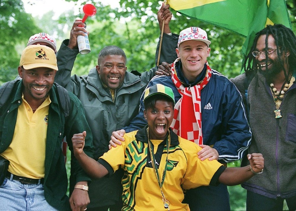 Des fans jamaïcains posant avec un Croatiens à Lens avant le match entre les deux équipes. AFP