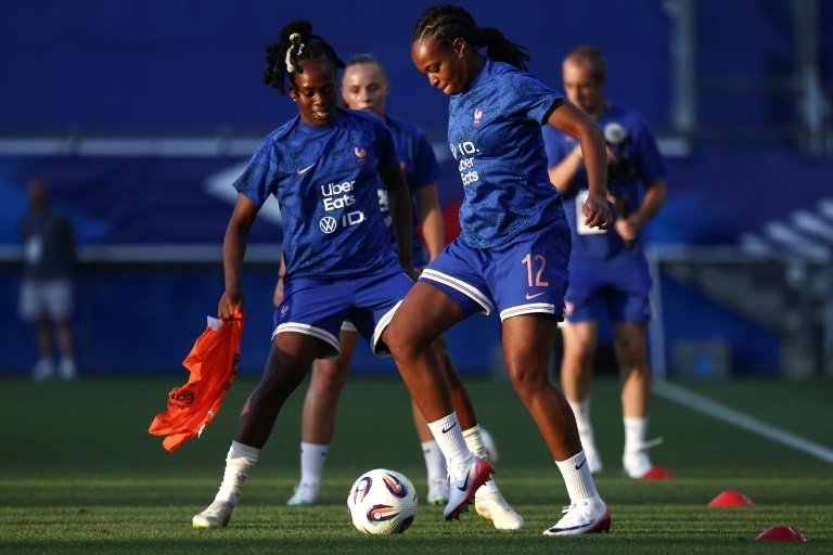 L'avant-centre des Bleues Marie-Antoinette Katoto (premier plan) à l'échauffement. AFP