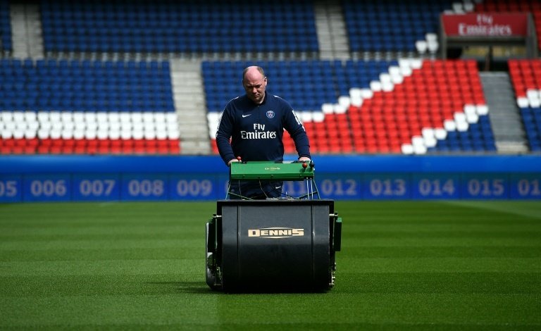 Les jardiniers de Ligue 1, ces inconnus au chevet de l'or vert des clubs pros. AFP