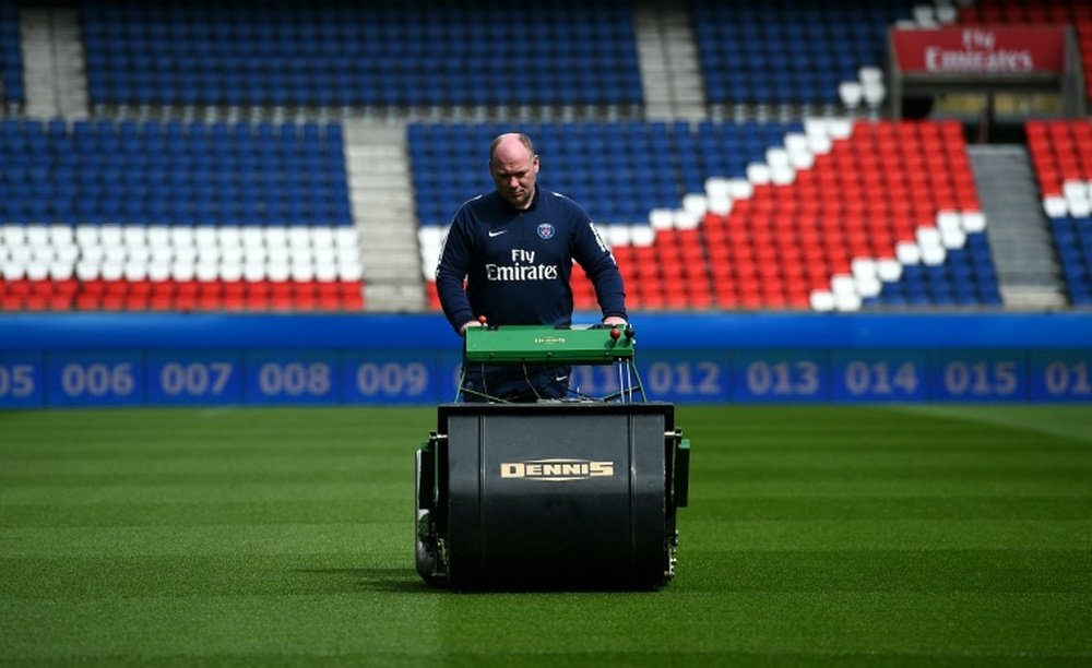 Les jardiniers de Ligue 1, ces inconnus au chevet de l'or vert des clubs pros. AFP