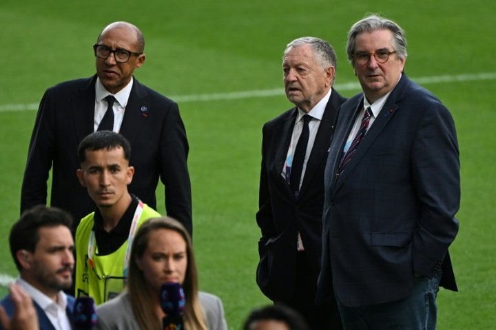 Philippe Diallo (g) avec le vice-président Aulas (centre) et le directeur général Vilotte. AFP