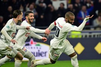 Bousculé en première période, Lyon s'est qualifié mardi pour la finale de la coupe de France 3-0 aux dépens de Valenciennes, dernier de Ligue 2, avec un doublé d'Alexandre Lacazette au terme d'un match marqué par une probable nouvelle polémique sur l'arbitrage et la VAR.