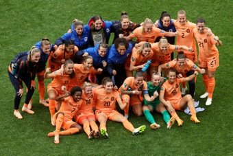 Les Pays-Bas, vice-champions du monde en 2019, ont battu l'Afrique du Sud (2-0), souvent dangereuse, dimanche à Sydney et rejoignent l'Espagne en quarts de finale du Mondial.