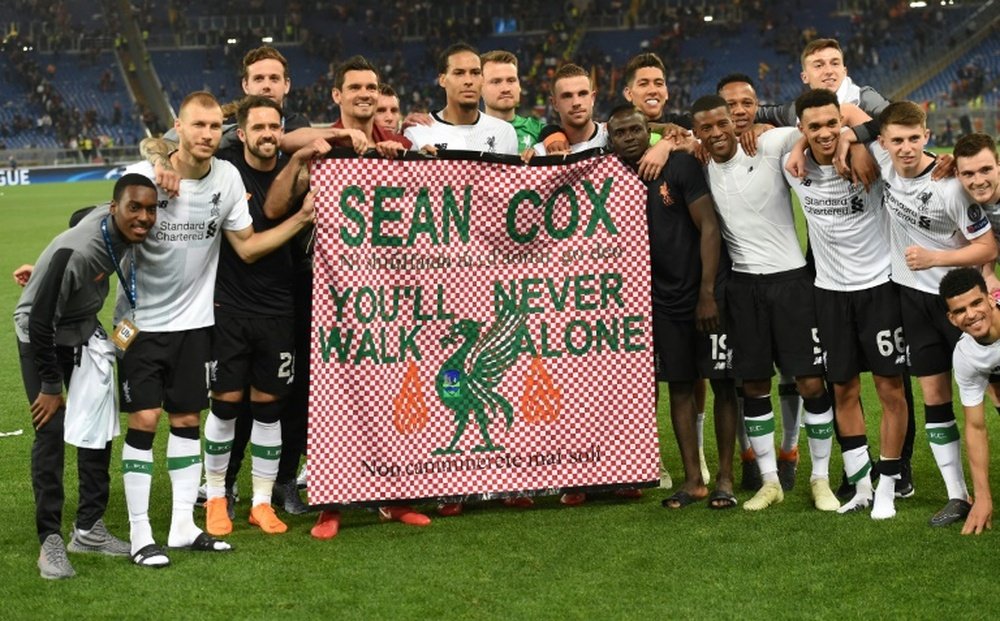 Les joueurs de Liverpool rendent hommage à leur supporter Sean Cox. AFP