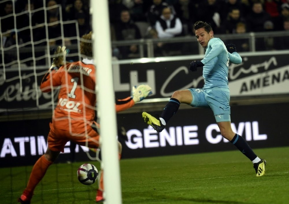 Le milieu de Marseille, Florian Thauvin (d), lors d'un match de Ligue 1 à Amiens. AFP