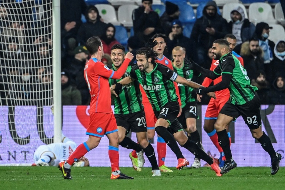 Naples accroché, Milan et l'Inter se rapprochent. AFP